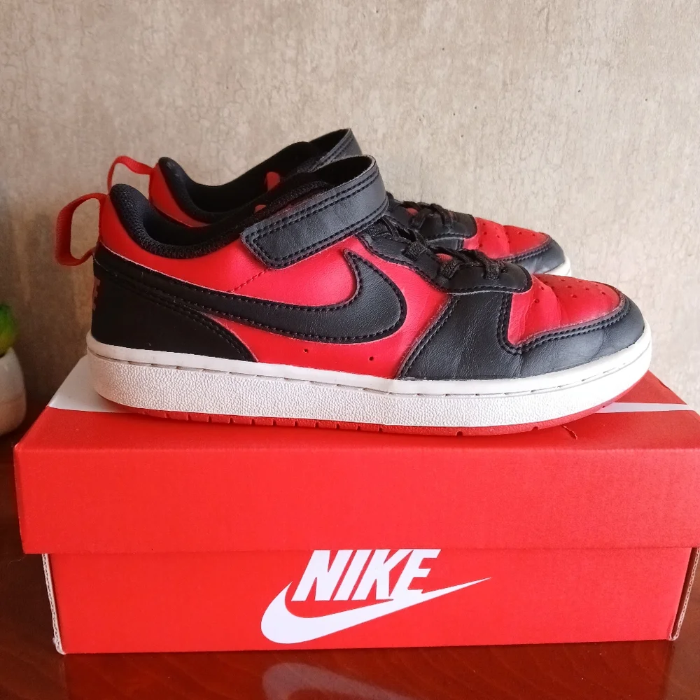 Nike Court Borough Sneakers Shoes red black size 2Y - Picture 2 of 7